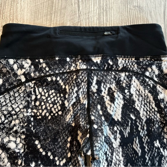 Nike Epic Lux All Over Snake Print Running Leggings Women’s Medium with Pockets. - Picture 5 of 13
